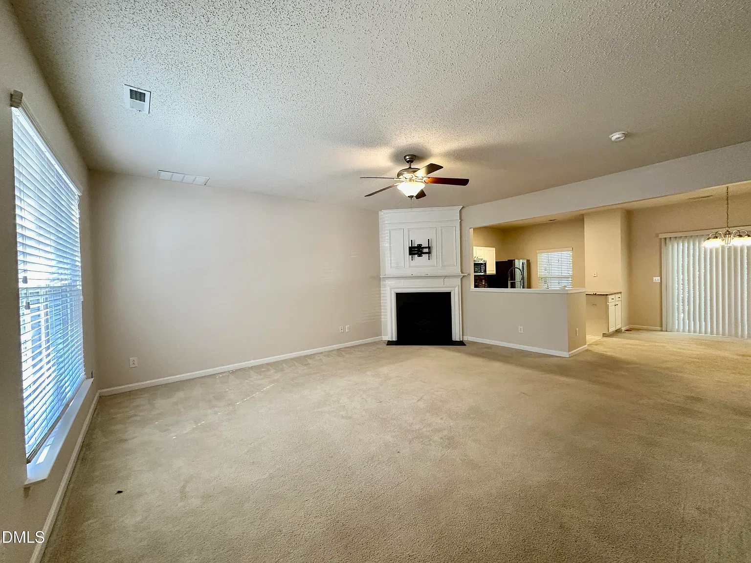 3 bed, 2.5 bath, 1406 sqft, $1,695 — Photo 2