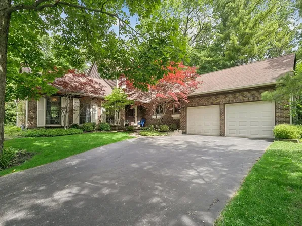 213 Ascot Ct, Lake Bluff, IL 60044