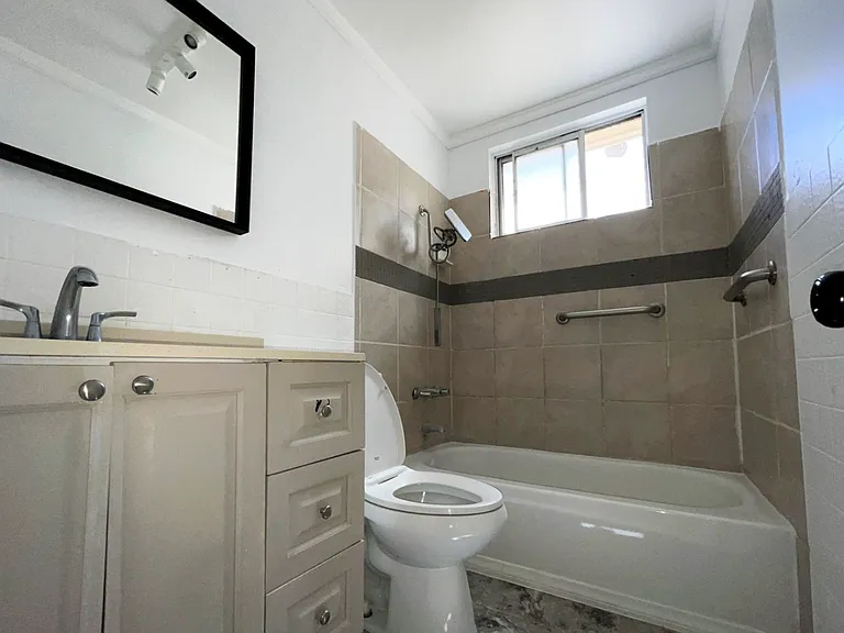 2085 Franklin Ave — Photo 7