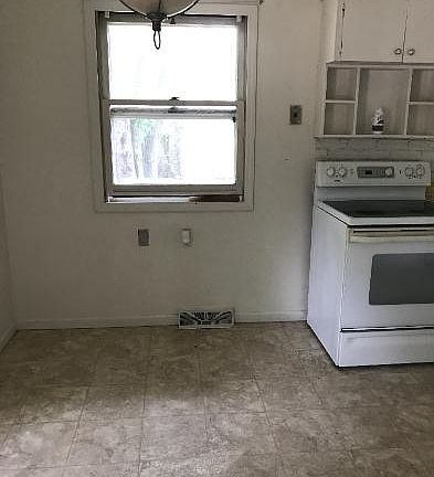 3rd image of 584 Hayes St