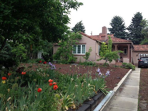 Beautiful Garden and Great Porch