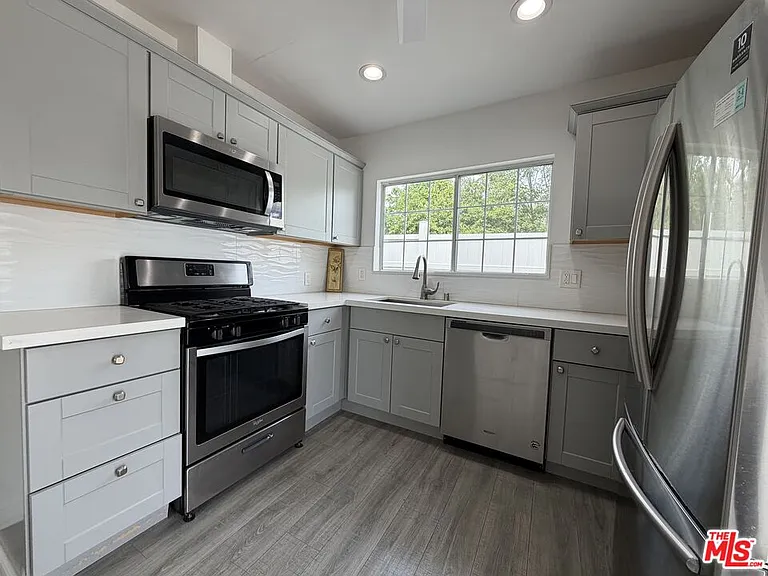 18601 Hiawatha St — Photo 12