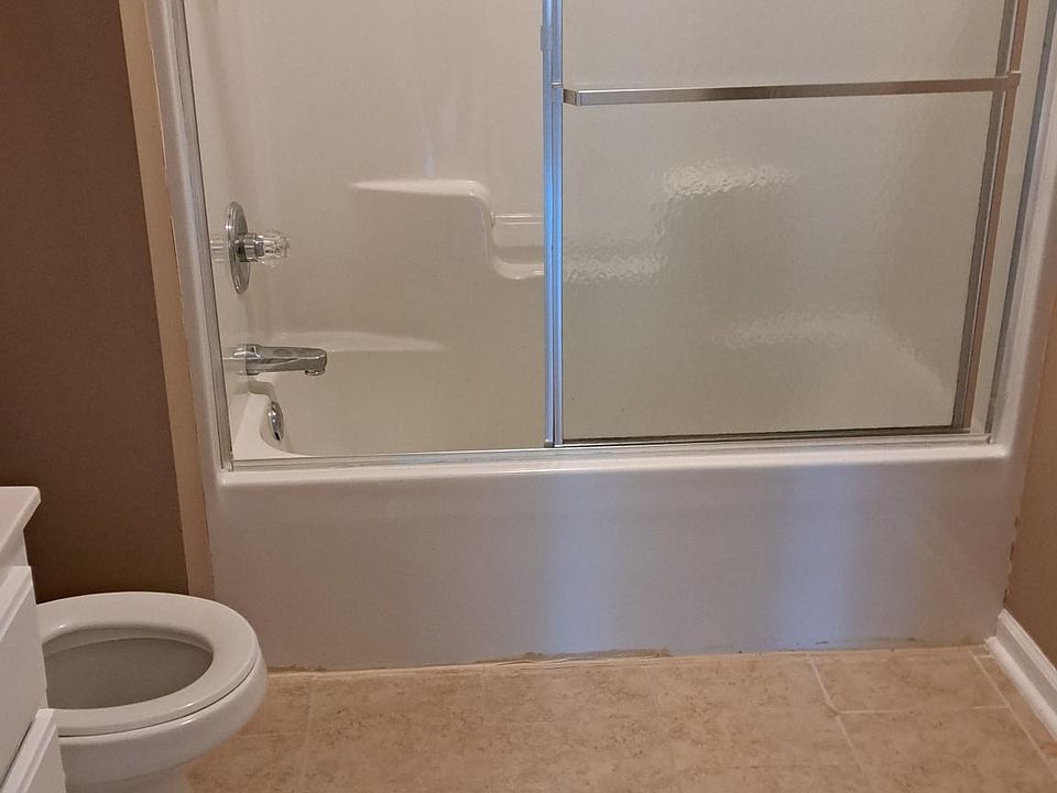 2nd image of 904 Laurel Pl #1