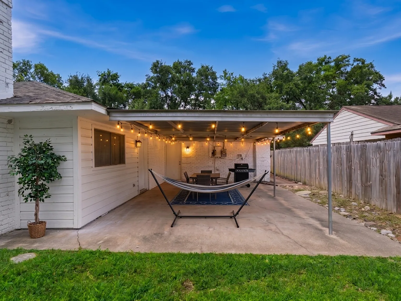 4 bed, 2.5 bath, 1974 sqft, $5,600 — Photo 1