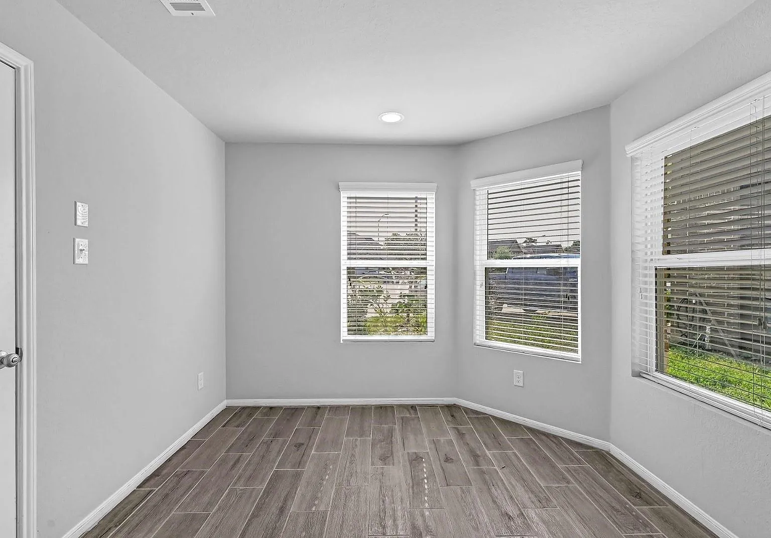 5 bed, 2.5 bath, 2718 sqft, $2,400 — Photo 4
