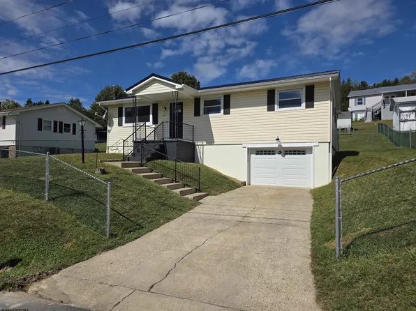 1240 Philli Ln, Lumberport, WV 26431
