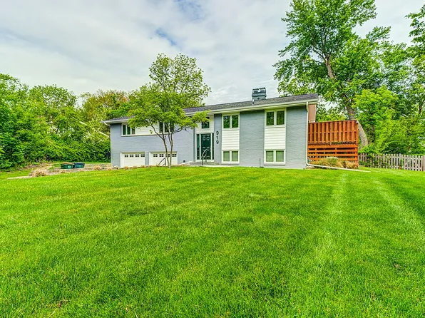 919 S Hough St, Barrington, IL 60010
