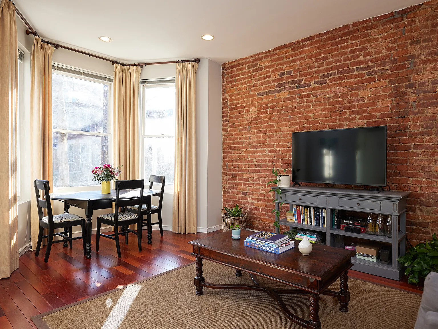 3 bed, 1400 sqft, $5,900 — Photo 3