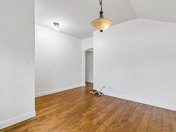 4th image of 413 Sandy Ln