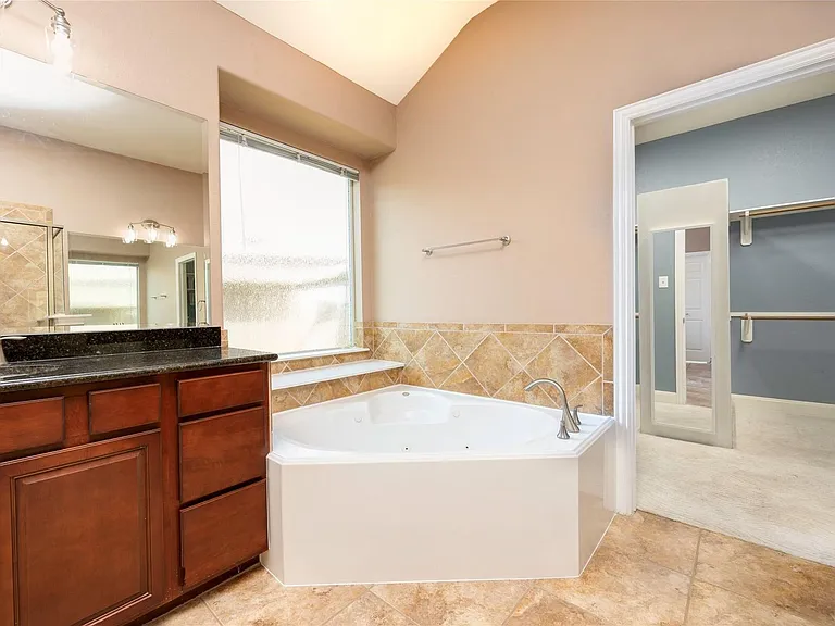 6743 Honeycrest Ln — Photo 10