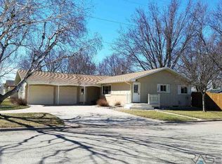 802 3rd Ave SW, Pipestone, MN 56164