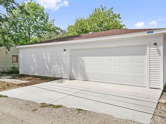 3rd image of 1128 Loretta St
