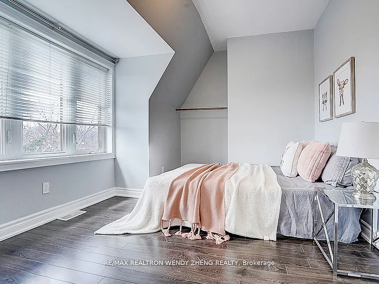 245 Montrose Ave #UPPER — Photo 18