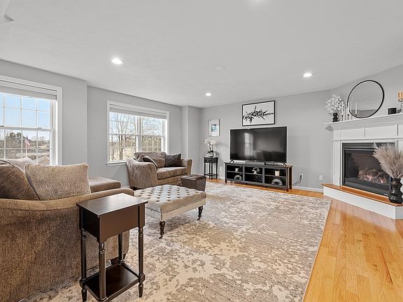 4th image of 239 Woodland St #2