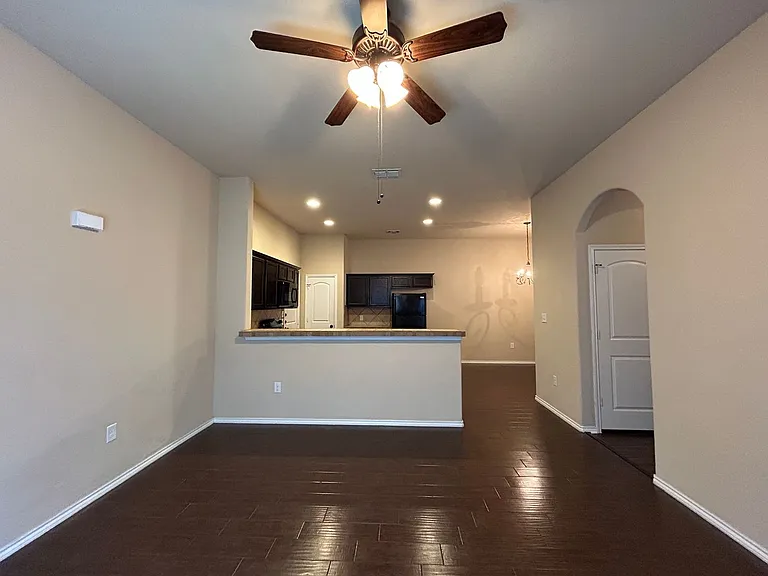 697 Creekside Cir — Photo 2