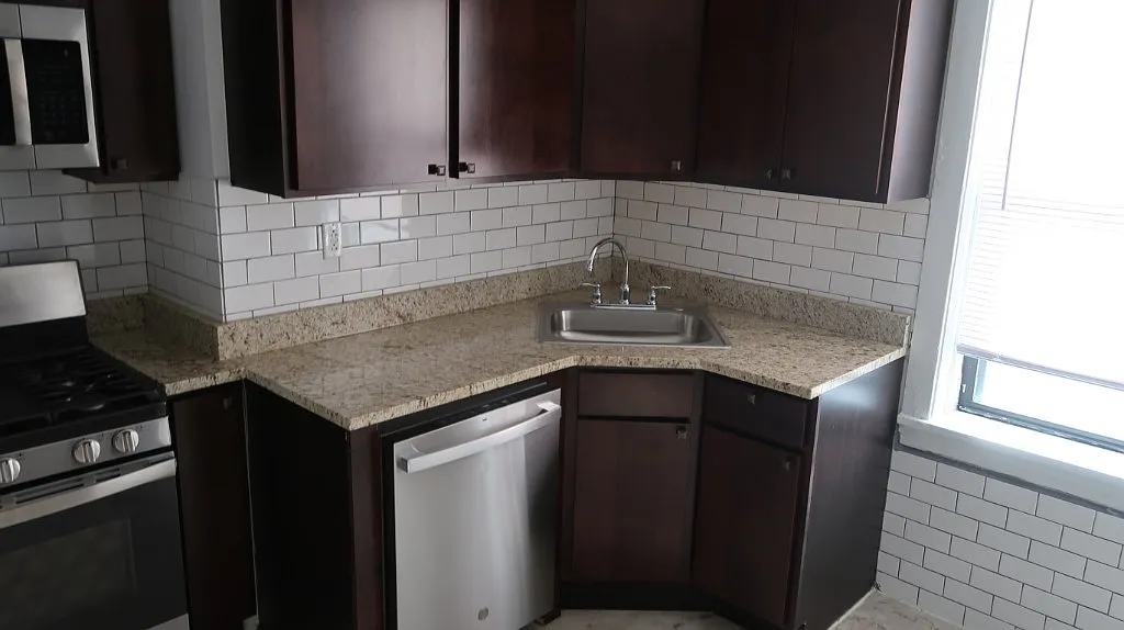 3 bed, 1.0 bath, 1100 sqft, $1,950 — Photo 3