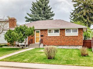 3132 W 48th St SW, Calgary, AB T3E 3X7