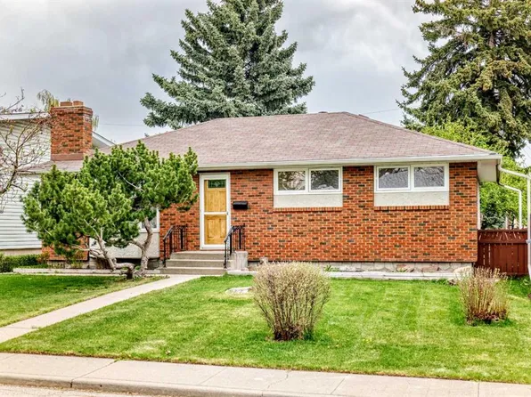 3132 W 48th St SW, Calgary, AB T3E 3X7