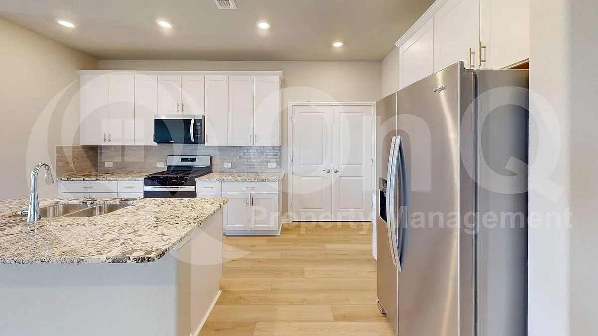 4 bed, 3.0 bath, 1981 sqft, $2,350 — Photo 4
