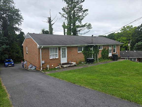3rd image of 2744 Everett St