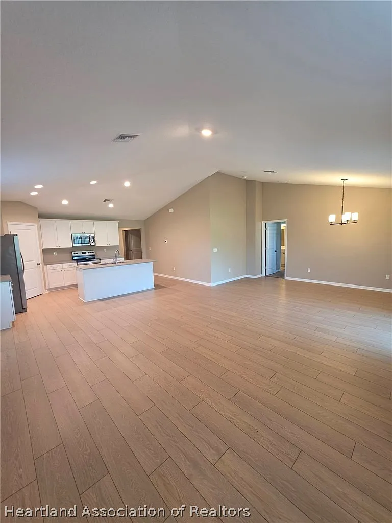 4 bed, 2.0 bath, 1904 sqft, $2,100 — Photo 2