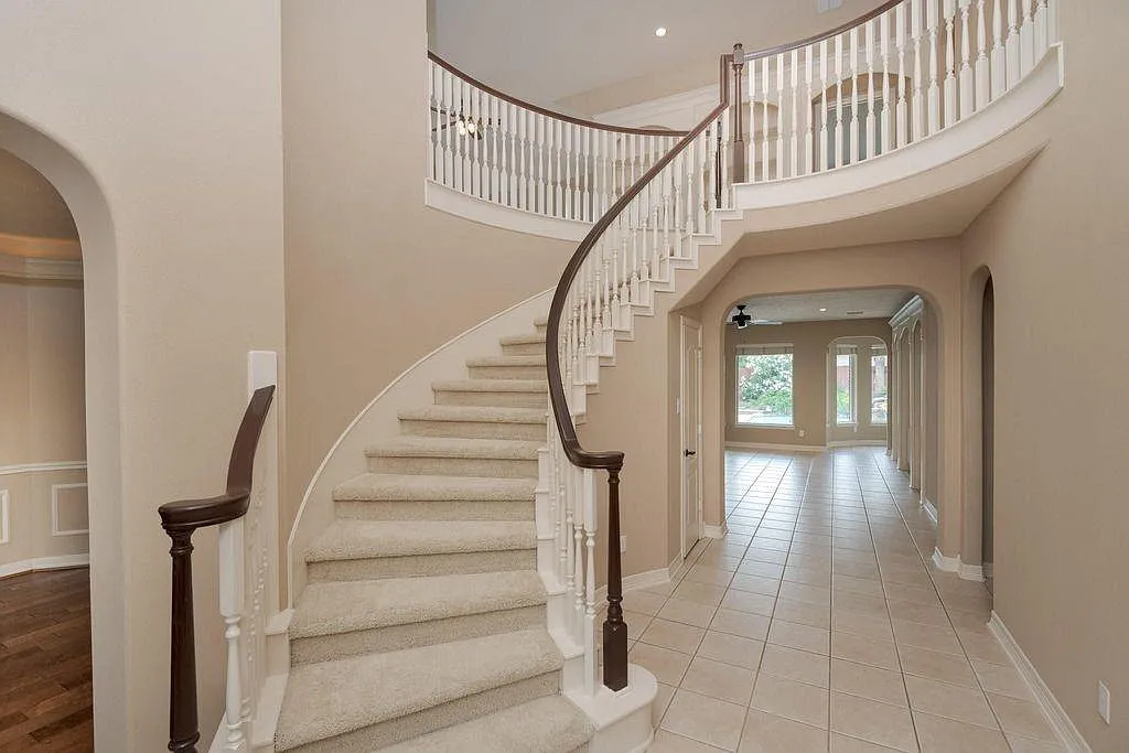 5 bed, 3.5 bath, 3674 sqft, $5,000 — Photo 4