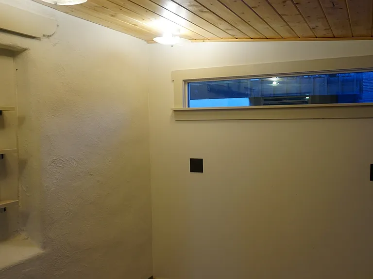 Sunroom (Office/Den with Wired/Wireless Interent)
