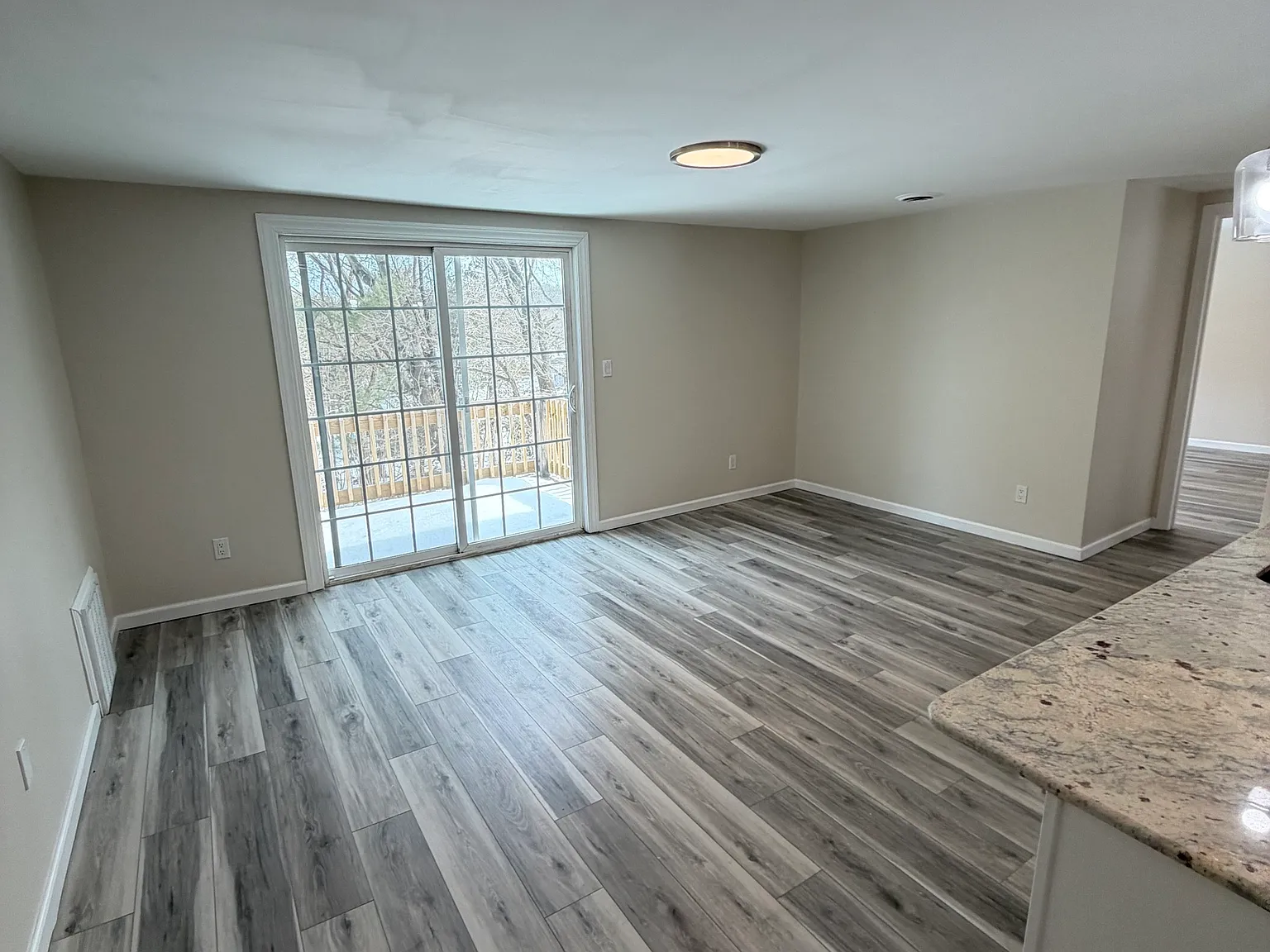 2 bed, 1.0 bath, 6147 sqft, $2,050 — Photo 4