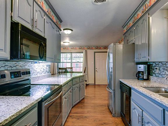 4th image of 1725 Meadowbrook Ln