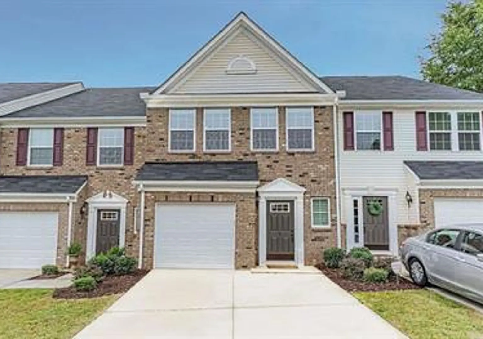 Spacious 3 bedroom Townhome! — Photo 1