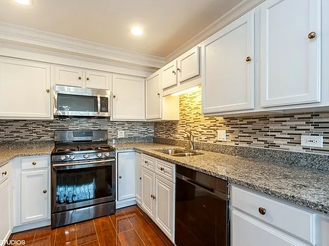 700 W Dempster St #G1 — Photo 3