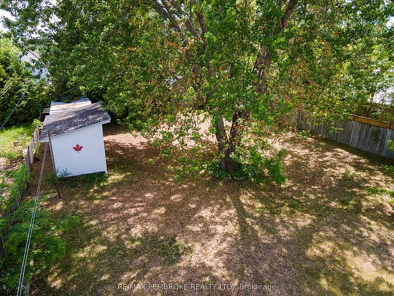 566 Perth St — Photo 10