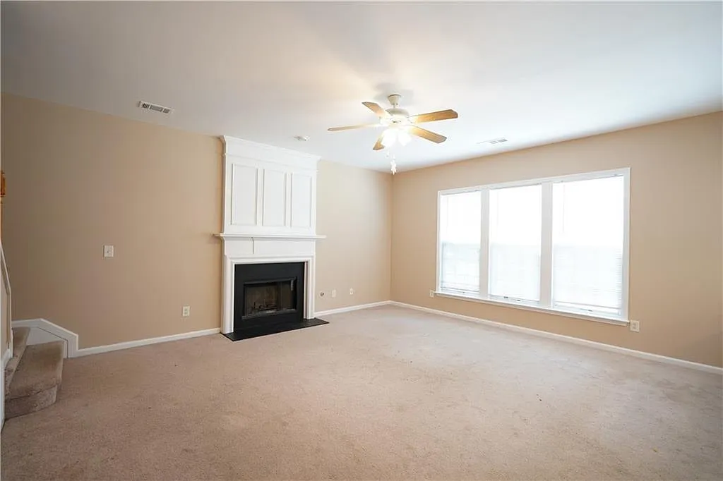 4 bed, 2.5 bath, 2344 sqft, $2,500 — Photo 4