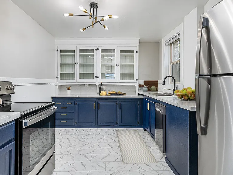 Elegant Renovation! HUGE 1 Bed 1 Bath Available Now! — Photo 22