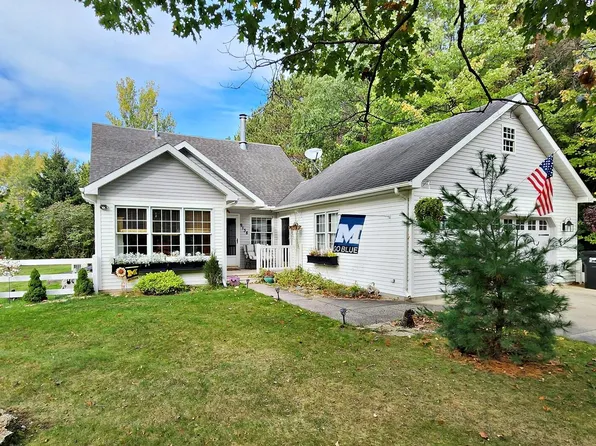 9138 White Pine Dr, Stanwood, MI 49346