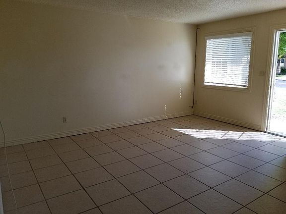 3rd image of 604 N Pioneer Cir