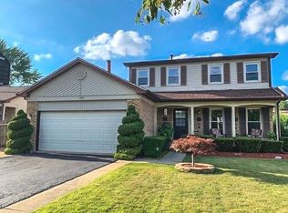 1226 Robin Dr, Elk Grove Village, IL 60007