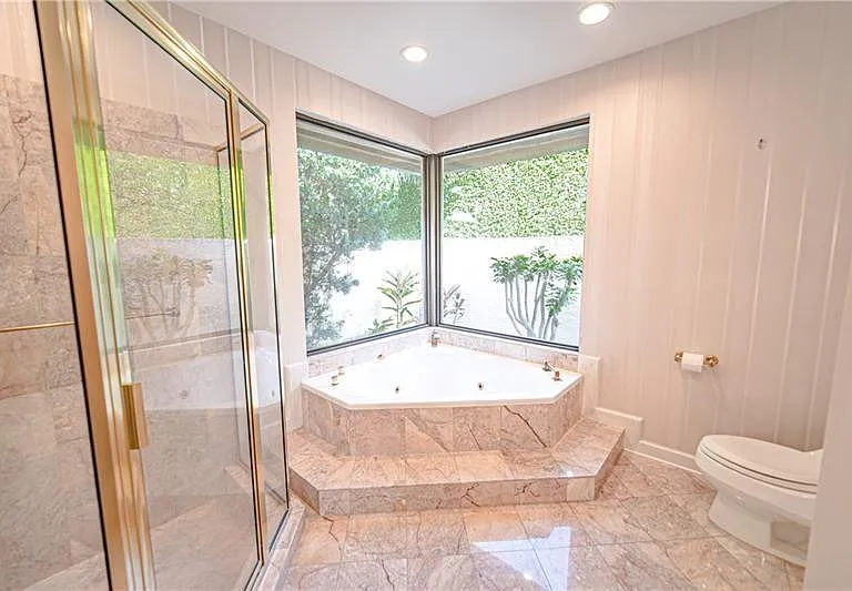 50 Bay Colony Dr — Photo 14