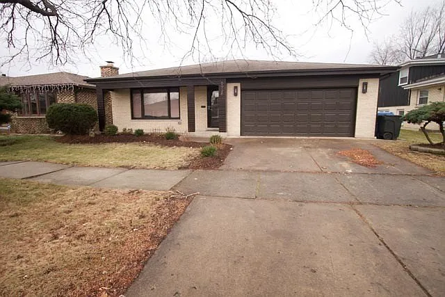 6938 N Algonquin Ave photo 1