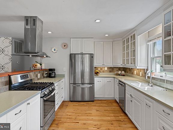 3rd image of 217 Stratford Ave