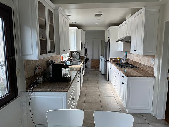5th image of 429 S Doheny Dr