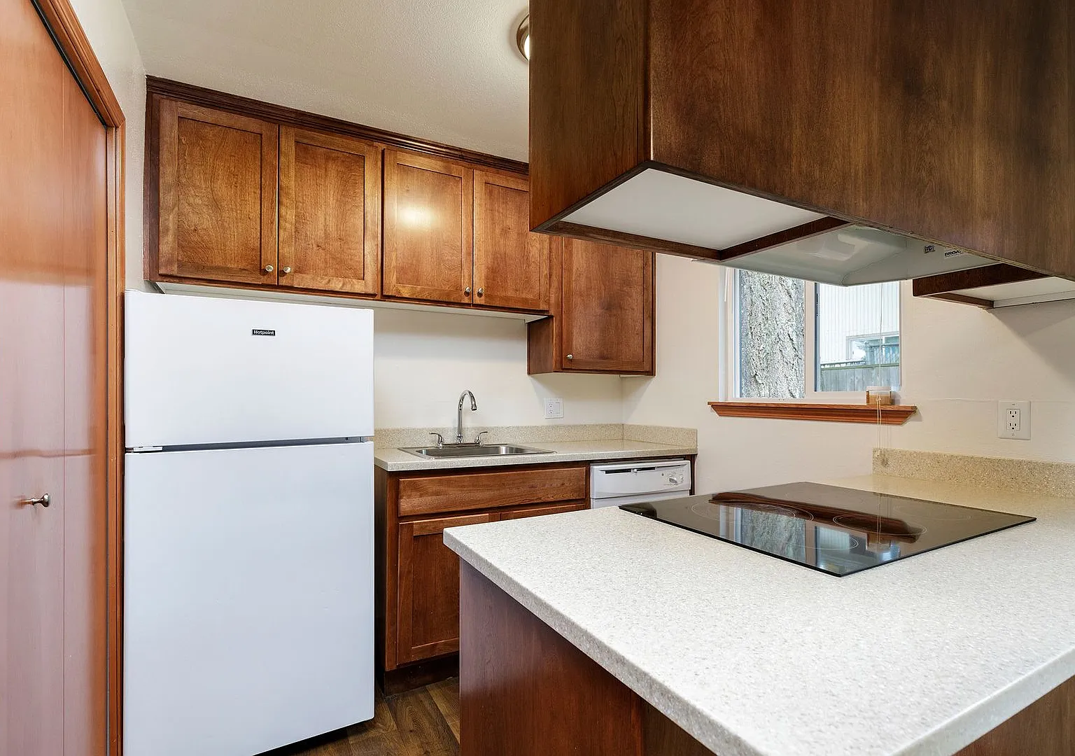 Jefferson Square Apartments — Photo 1