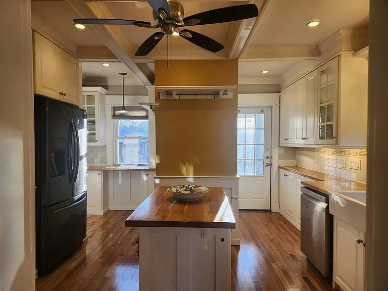 76 Edgemere Rd — Photo 2