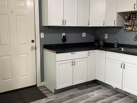 4th image of 407 Jackson St