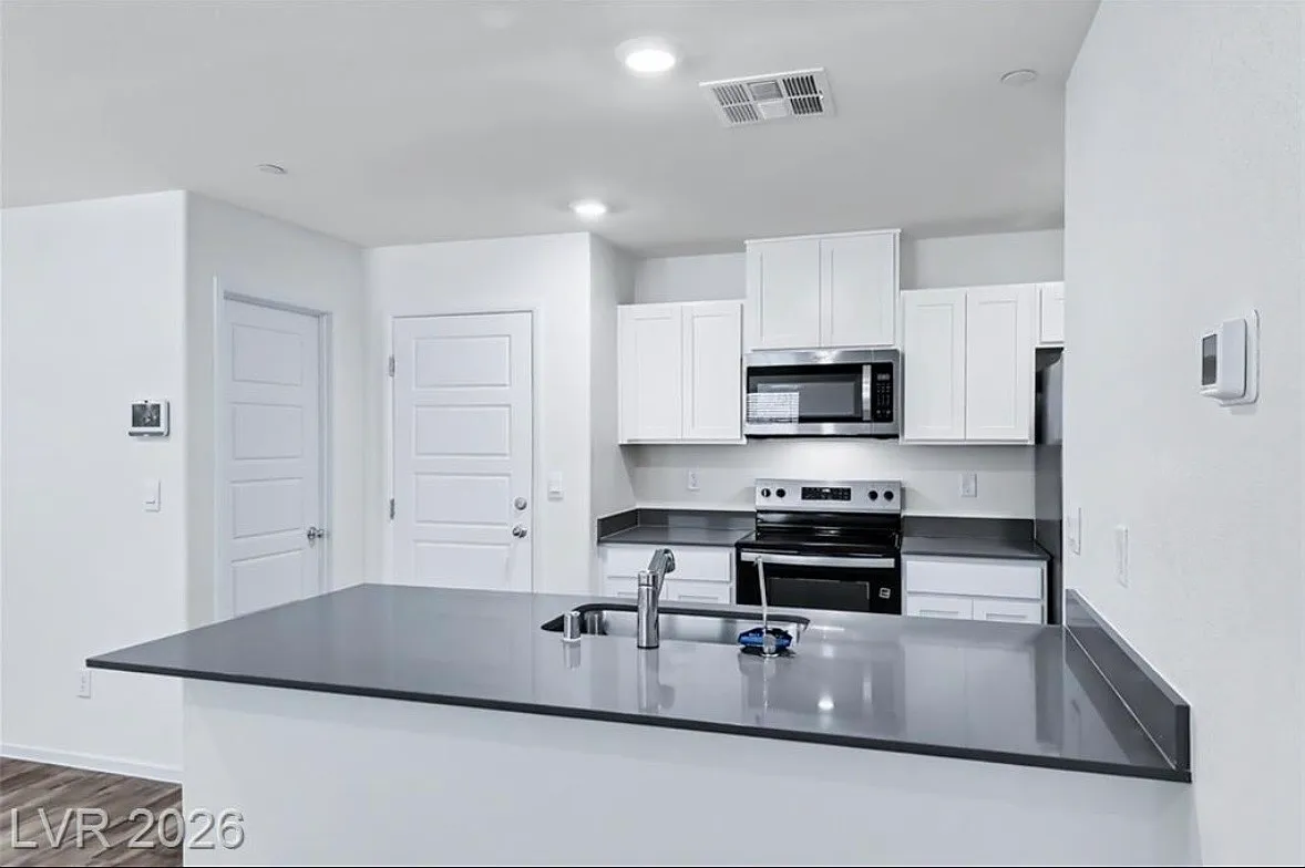 3 bed, 2.5 bath, 1309 sqft, $2,200 — Photo 4