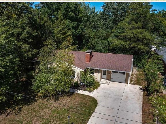 4th image of 810 Elm Dr