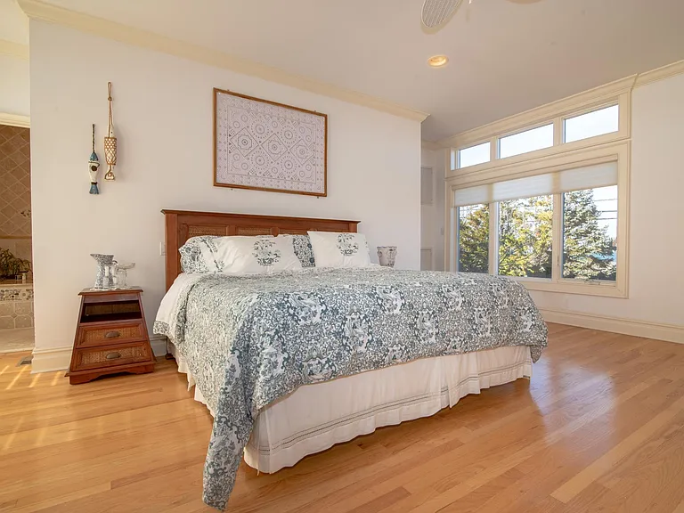 605 Dune Rd — Photo 12
