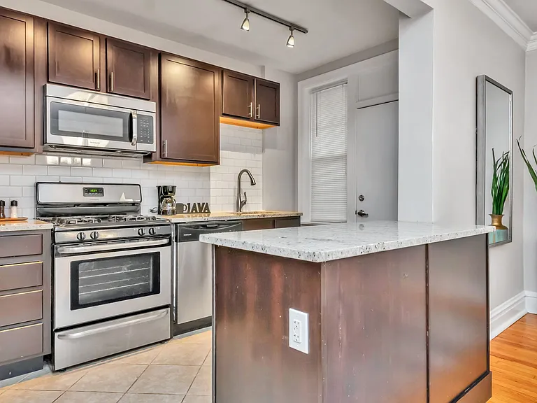 7557 Buckingham Dr — Photo 2