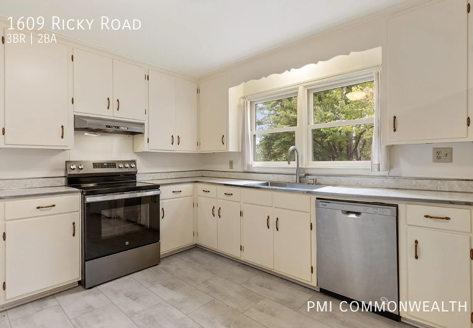 3 bed / 1.5 bath single family home (Available Now) — Photo 3