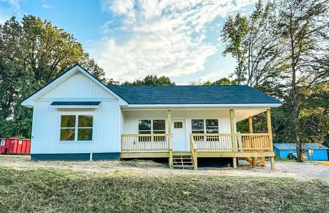 3 bed, 1055 sqft, $1,800 — Photo 1